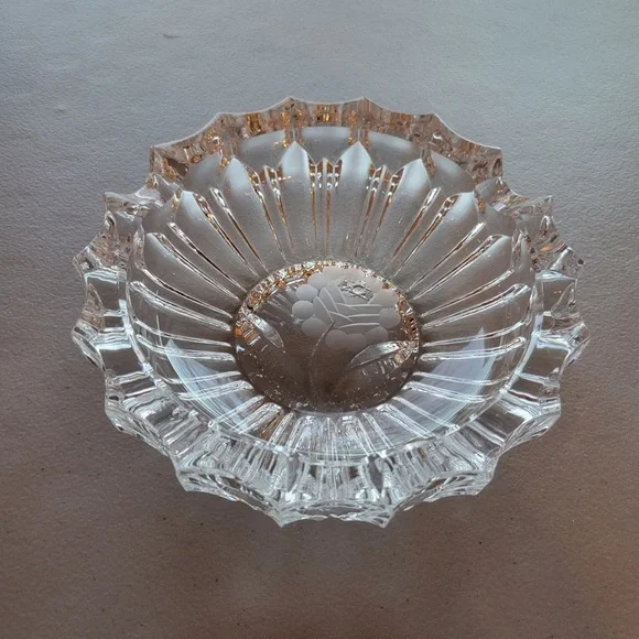 VINTAGE CLEAR CUT CRYSTAL CIGAR ASHTRAY FLOWER ETCHED IN THE BOTTOM. - Picture 3 of 5
